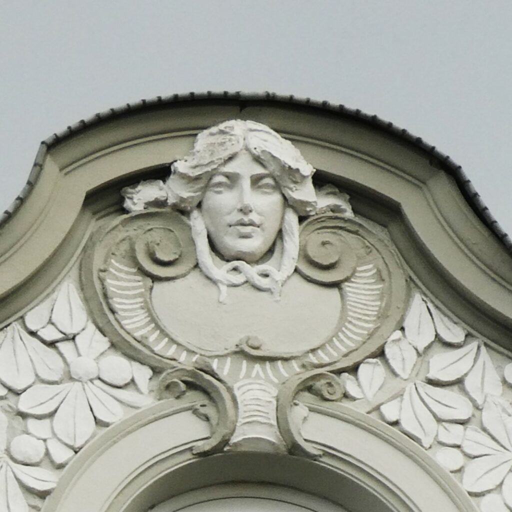 Weibliche Figur über einem Fenster in der Altstadt von Königswinter